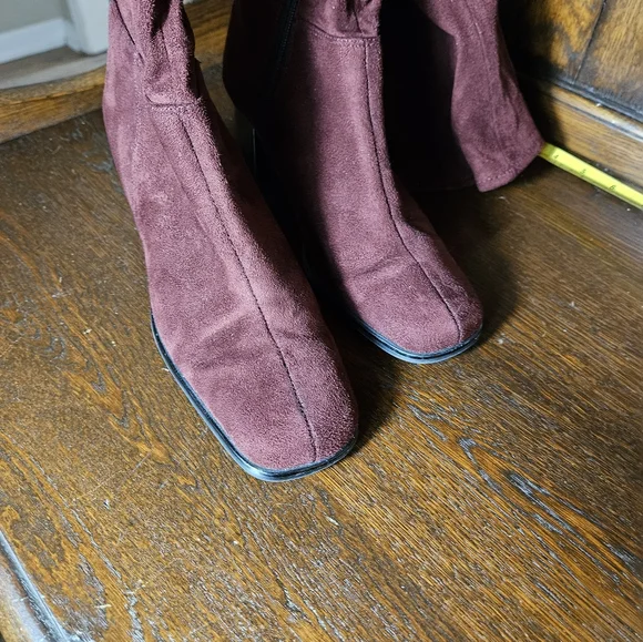 Elegant Burgundy Suede Boot Bkock Heel Side Zipper Womens Size 7. - Picture 5 of 16